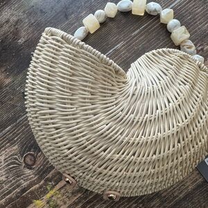 Elegant Cream Woven SHELL Handbag w/ beaded handle! 🐚UNIQUE,Neutral & SO FUN🐚